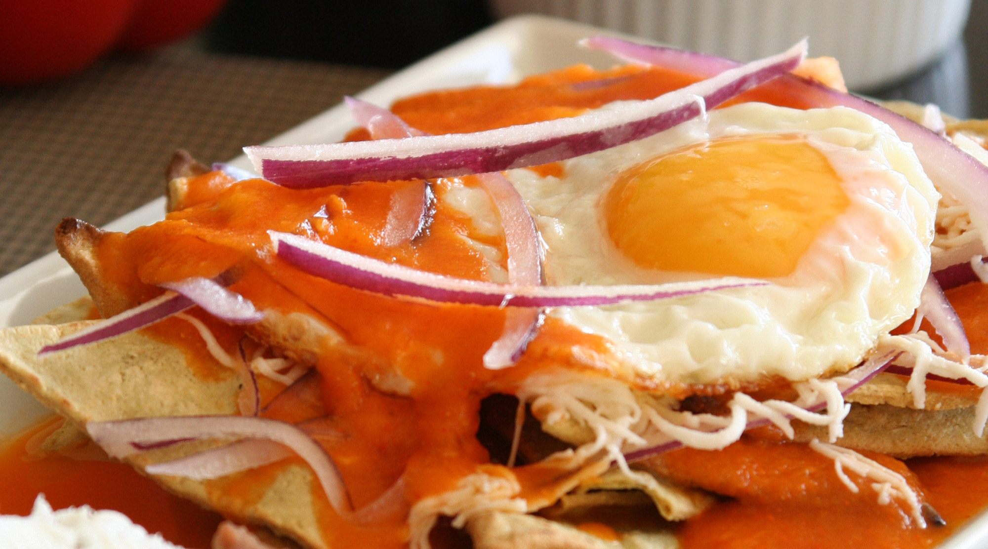CHILAQUILES_ROJOS_HUEVO