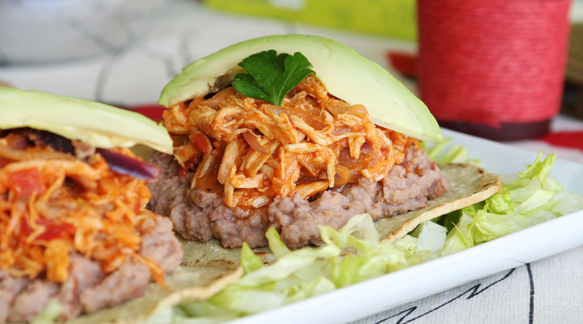 Tostada de tinga de pollo
